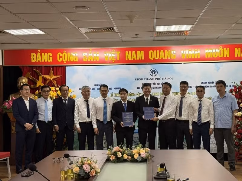 Ban quản lý dự án đầu tư xây dựng công trình giao thông thành phố Hà Nội trao hợp đồng cho các nhà đầu tư Dự án thành phần 3, đường Vành đai 4 - Vùng Thủ đô Hà Nội.