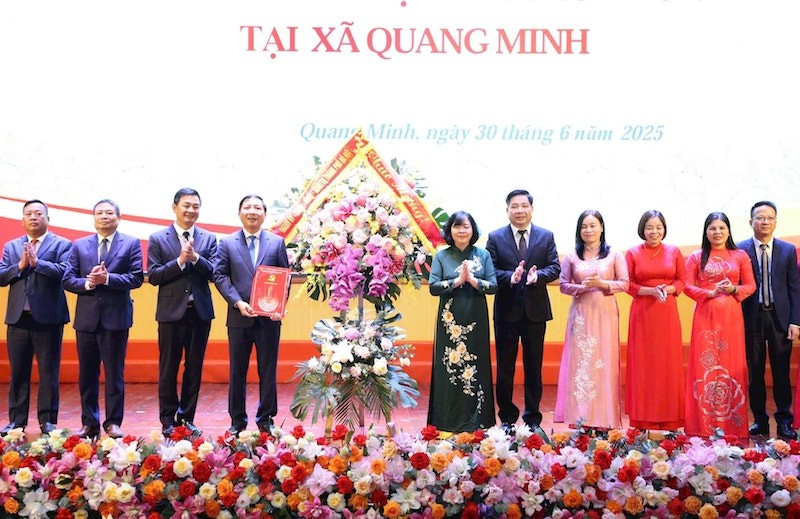 Đồng chí Bùi Thị Minh Hoài chúc mừng Ban Chấp hành Đảng bộ xã Quang Minh. (Ảnh: SƠN TÙNG).