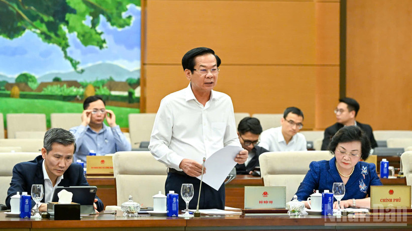 Bộ trưởng Nội vụ Đỗ Thanh Bình trình bày Tờ trình dự án Luật. (Ảnh: DUY LINH)