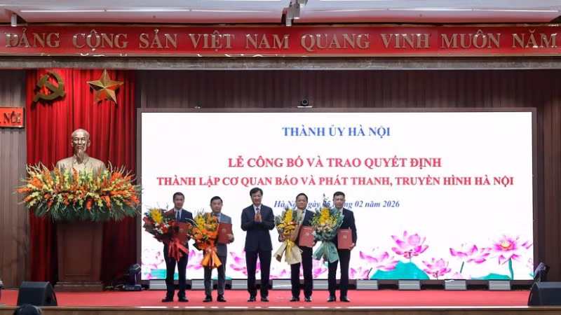 Bí thư Thành ủy Hà Nội trao Quyết định cho các đồng chí lãnh đạo cơ quan Báo và phát thanh, truyền hình Hà Nội. (Ảnh: VŨ QUANG)