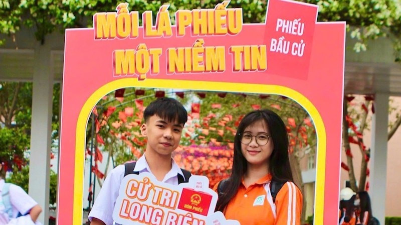 Các bạn trẻ phấn khởi "check-in".