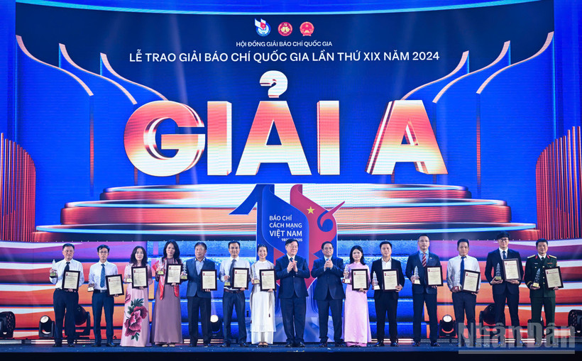 Thủ tướng Phạm Minh Chính và Ủy viên Bộ Chính trị, Bí thư Trung ương Đảng, Trưởng Ban Tuyên giáo và Dân vận Trung ương Nguyễn Trọng Nghĩa trao giải A cho các tác giả đoạt giải. 