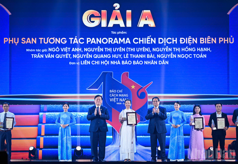 Nhà báo Thi Uyên đại diện nhóm tác giả Báo Nhân Dân nhận giải A hạng mục Báo chí sáng tạo. (Ảnh: THÀNH ĐẠT)