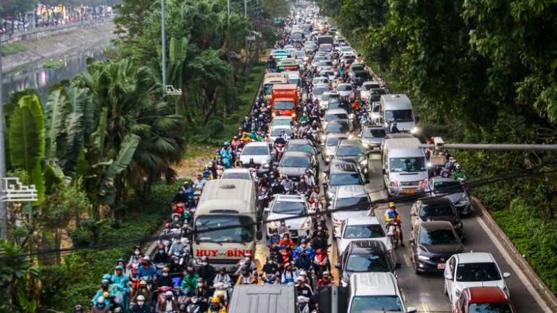 Đường Láng thường xuyên trong tình trạng quá tải, ùn tắc.