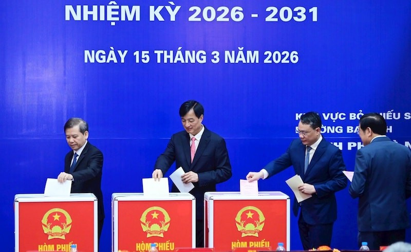 Bí thư Thành ủy Hà Nội Nguyễn Duy Ngọc thực hiện bỏ phiếu. 