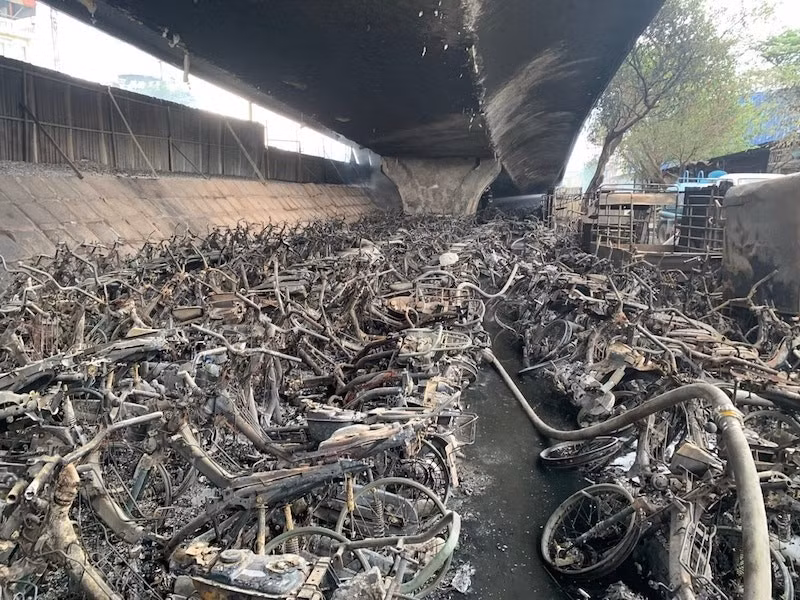Vụ cháy bãi trông giữ xe dưới gầm cầu Vĩnh Tuy đã thiêu rụi hàng trăm xe máy.