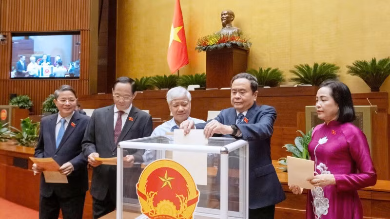 Trước khi biểu quyết thông qua Nghị quyết bằng hình thức biểu quyết điện tử, Quốc hội phê chuẩn danh sách Phó Chủ tịch và Ủy viên Hội đồng Bầu cử quốc gia bằng hình thức bỏ phiếu kín. (Ảnh: DUY LINH)