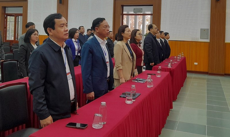 Đội ngũ cán bộ phường Long Biên thực hiện nghi thức chào cờ và sinh hoạt dưới cờ.