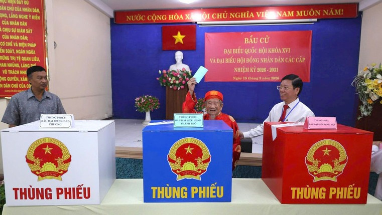 Nhà nghiên cứu Nguyễn Đình Tư (106 tuổi) trực tiếp bỏ phiếu bầu cử tại khu vực bỏ phiếu số 11 (phường Bình Thạnh, Thành phố Hồ Chí Minh).