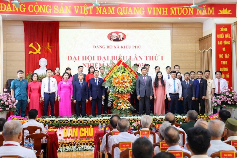 Lãnh đạo Thành ủy Hà Nội chúc mừng Đại hội.