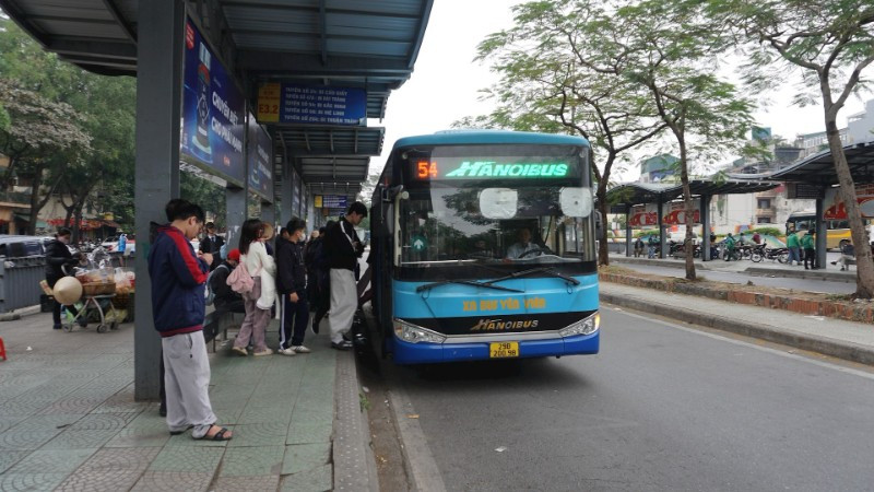 Tổng công ty Vận tải Hà Nội tăng cường dự phòng hàng chục xe buýt để phục vụ nhân dân.