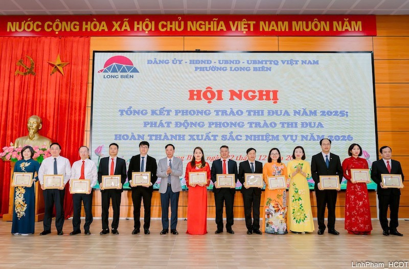 Lãnh đạo Đảng ủy phường khen thưởng các tập thể, cá nhân có thành tích xuất sắc.