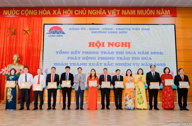 Lãnh đạo Đảng ủy phường khen thưởng các tập thể, cá nhân có thành tích xuất sắc.