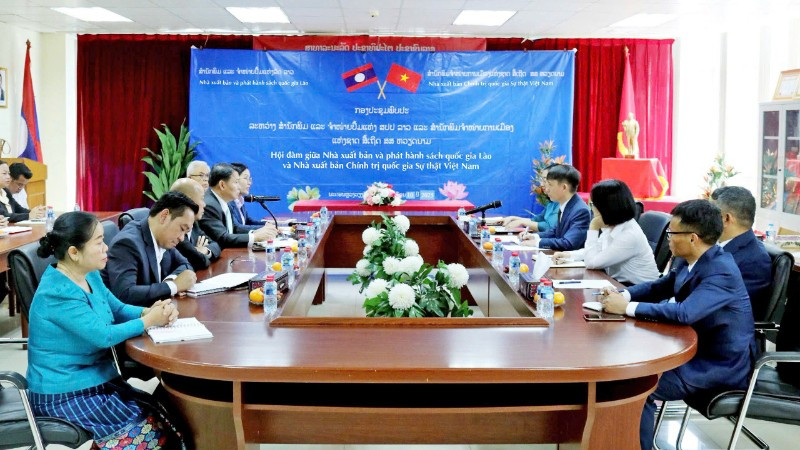 Hội đàm giữa Đoàn đại biểu Nhà xuất bản Chính trị quốc gia Sự thật và Đoàn đại biểu Nhà xuất bản và Phát hành sách quốc gia Lào.