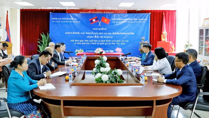 Hội đàm giữa Đoàn đại biểu Nhà xuất bản Chính trị quốc gia Sự thật và Đoàn đại biểu Nhà xuất bản và Phát hành sách quốc gia Lào.