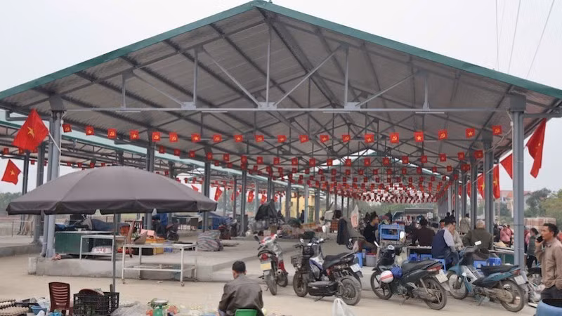 Chợ Nâu (mới) được xã Tam Hưng bố trí, xây dựng khang trang hơn.