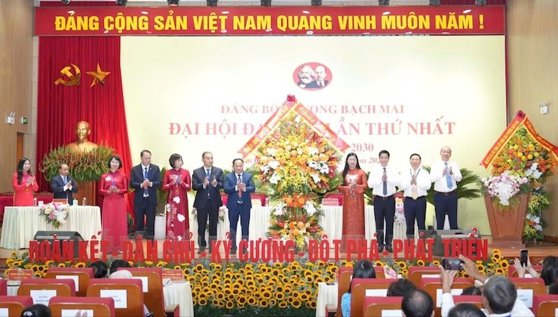 Lãnh đạo thành phố Hà Nội chúc mừng Đại hội.
