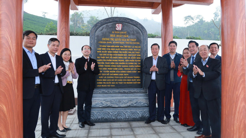 Lãnh đạo Nhà xuất bản Chính trị quốc gia Sự thật và đại diện chính quyền địa phương thực hiện nghi thức khánh thành Nhà bia lưu niệm.