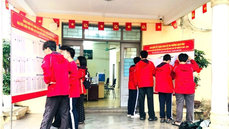 Sinh viên Đại học Bách khoa Hà Nội nghiên cứu tiểu sử các ứng cử viên đại biểu Quốc hội và Hội đồng nhân dân các cấp nhiệm kỳ 2026-2031. (Ảnh: ĐÌNH HIỆP)