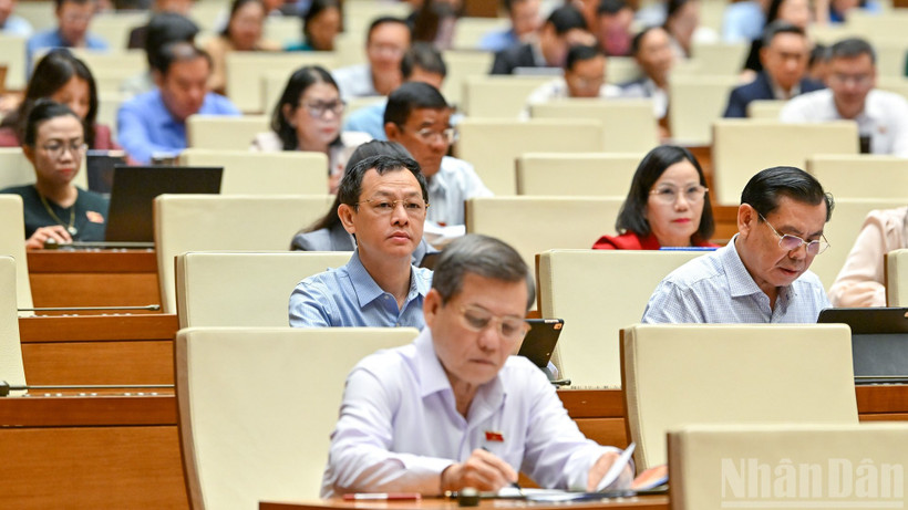 Các đại biểu dự phiên họp toàn thể ở hội trường tại Kỳ họp thứ 10, Quốc hội khóa XV. (Ảnh: DUY LINH)