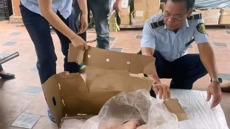 Đội Quản lý thị trường số 18 kiểm tra Hộ kinh doanh Lục Hồng.