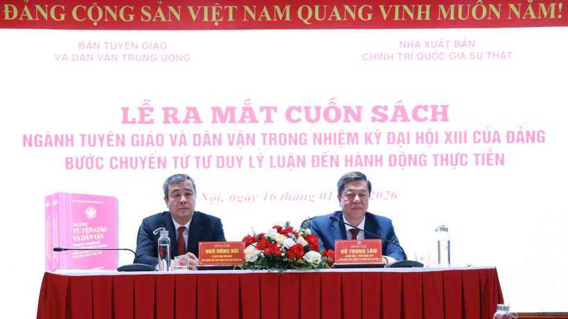 Đồng chí TS Ngô Đông Hải, Ủy viên Trung ương Đảng, Phó Trưởng Ban Tuyên giáo và Dân vận Trung ương và PGS, TS Vũ Trọng Lâm, Ủy viên Ban Chấp hành Đảng bộ các cơ quan Đảng Trung ương, Bí thư Đảng ủy, Giám đốc - Tổng Biên tập Nhà xuất bản Chính trị quốc gia Sự thật chủ trì buổi lễ.