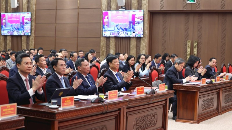 Các đồng chí lãnh đạo Thành ủy Hà Nội và các đại biểu dự hội nghị.
