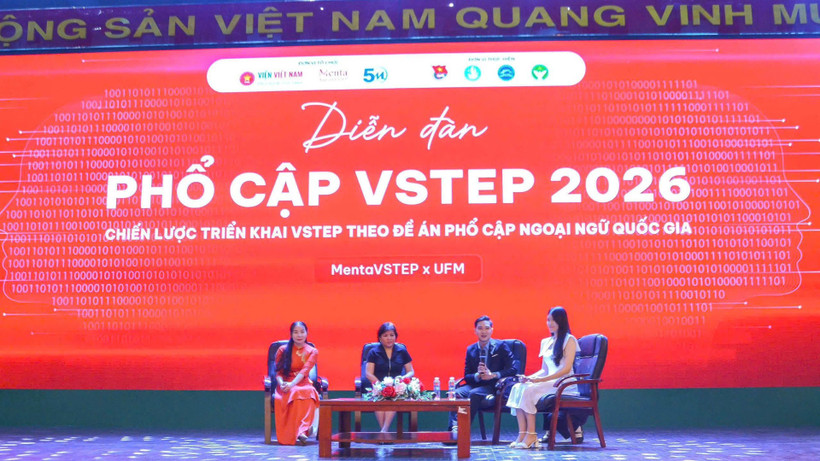 Các giám khảo tham gia phiên thảo luận và giải đáp thắc mắc VSTEP cho sinh viên.