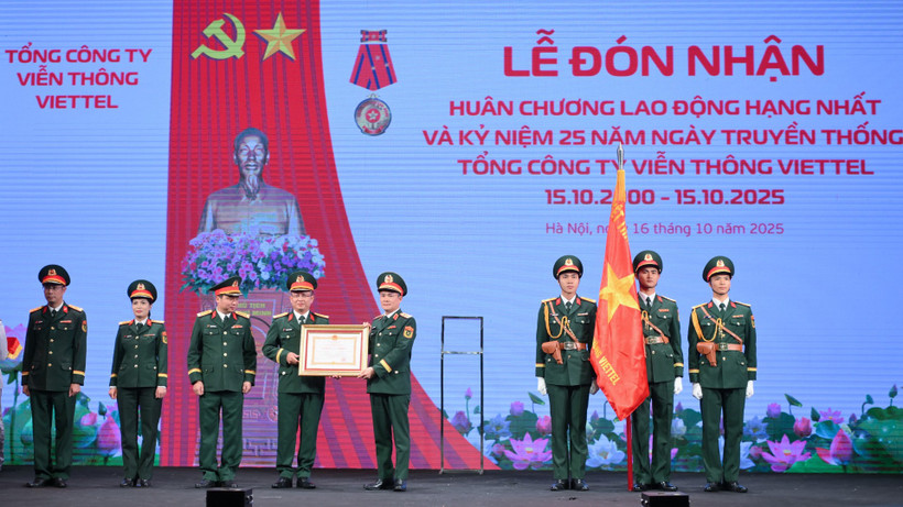 Viettel Telecom vinh dự đón nhận Huân chương Lao động hạng Nhất nhân dịp kỷ niệm 25 năm Ngày truyền thống.
