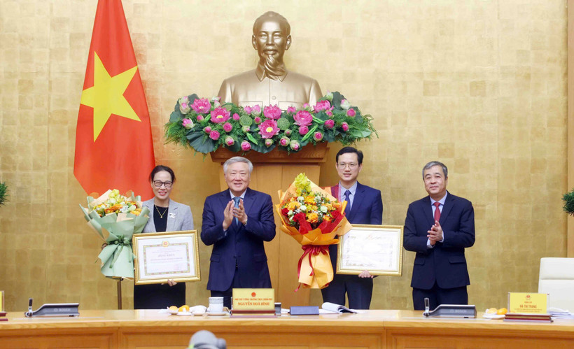 Đồng chí Nguyễn Hòa Bình và đồng chí Ngô Đông Hải chúc mừng các thành viên Ban Chỉ đạo 35 Đảng ủy Chính phủ có thành tích xuất sắc trong năm 2025.