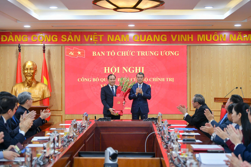 Đồng chí Lê Minh Hưng, Ủy viên Bộ Chính trị, Bí thư Trung ương Đảng, Trưởng Ban Tổ chức Trung ương trao quyết định, tặng hoa chúc mừng đồng chí Hoàng Trung Dũng (Ảnh: Thế Đại)