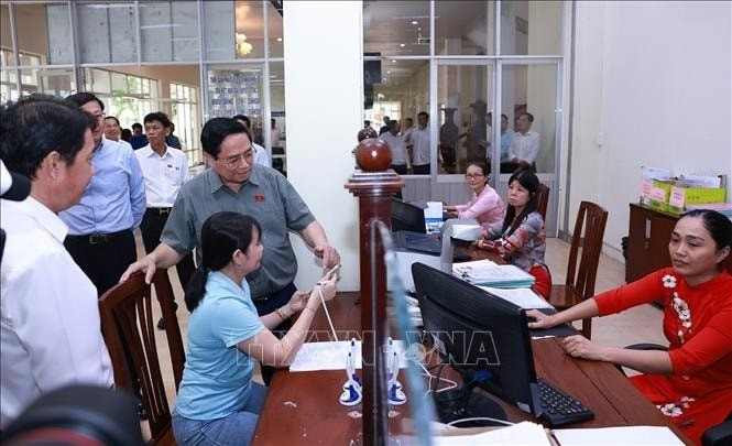 Thủ tướng Phạm Minh Chính thăm, kiểm tra tình hình hoạt động của Trung tâm Phục vụ hành chính công phường Ninh Kiều (thành phố Cần Thơ) ngày 13/7. (Ảnh: TTXVN)