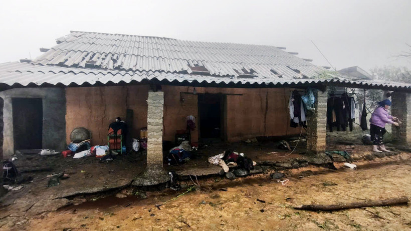Mưa dông gây hư hỏng khoảng 480 mái nhà dân ở tỉnh Tuyên Quang.