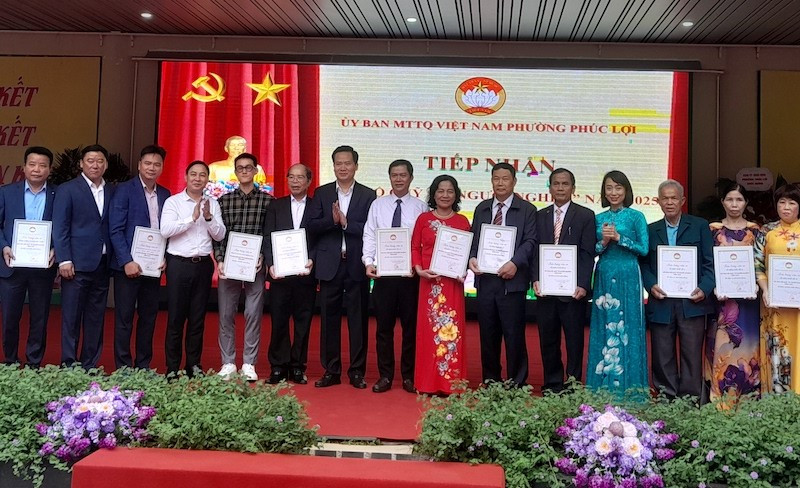 Lãnh đạo phường Phúc Lợi tiếp nhận ủng hộ và trao thư cảm ơn đến các đơn vị và tổ dân phố trên địa bàn tham gia ủng hộ quỹ Vì người nghèo.