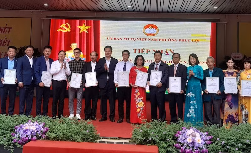 Lãnh đạo phường Phúc Lợi tiếp nhận ủng hộ và trao thư cảm ơn đến các đơn vị và tổ dân phố trên địa bàn tham gia ủng hộ quỹ Vì người nghèo.