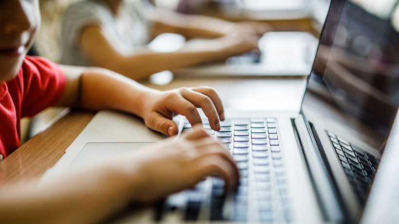 Luật An ninh mạng quy định xử lý nghiêm hành vi sử dụng không gian mạng gây nguy hại cho trẻ em, xâm hại trẻ em, xâm phạm quyền trẻ em. (Ảnh minh họa)