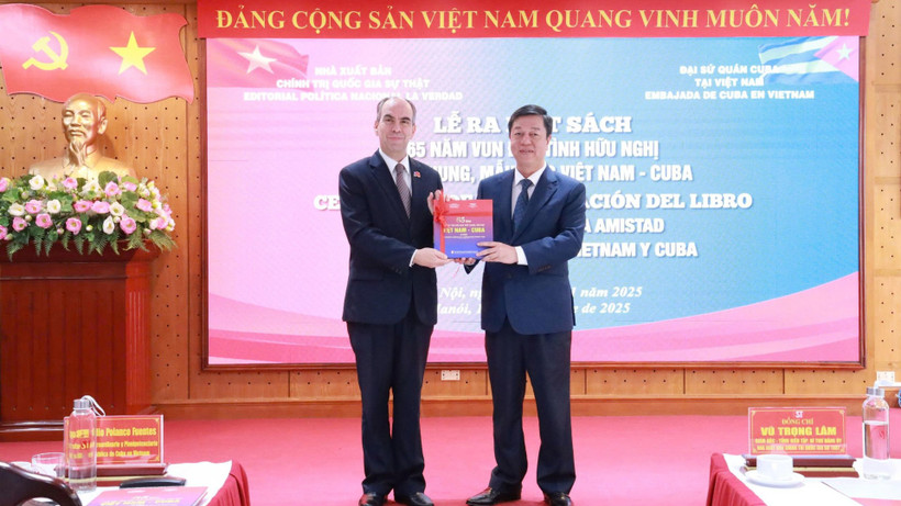 PGS,TS Vũ Trọng Lâm, Giám đốc - Tổng Biên tập Nhà xuất bản Chính trị quốc gia Sự thật trao tặng cuốn sách cho đồng chí Rogelio Polanco Fuentes, Đại sứ đặc mệnh toàn quyền nước Cộng hòa Cuba tại Việt Nam.