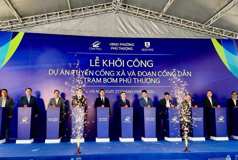 Các đại biểu thực hiện nghi thức khởi công dự án tuyến cống xả và đoạn cống dẫn Trạm bơm Phú Thượng.