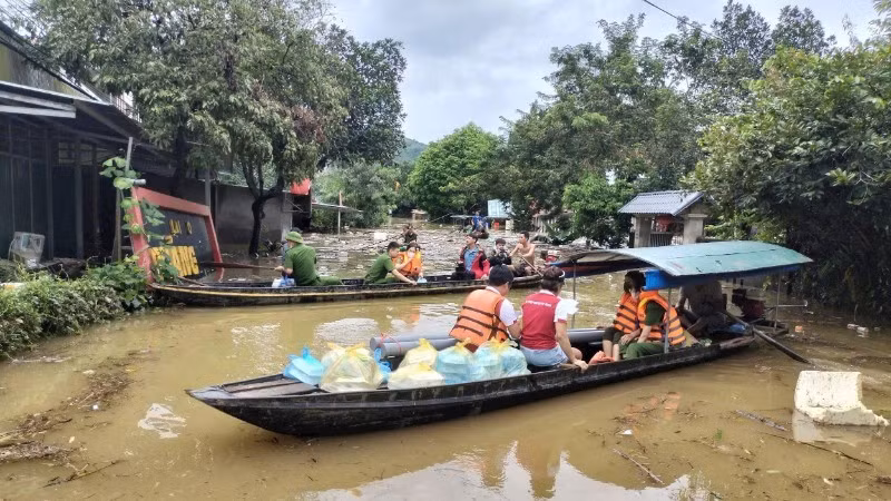 Lực lượng chức năng xã Nà Hang (Tuyên Quang) và đội cứu trợ vận chuyển nhu yếu phẩm đến khu vực bị ngập sâu. (Ảnh: CHUNG TOÀN THẮNG)