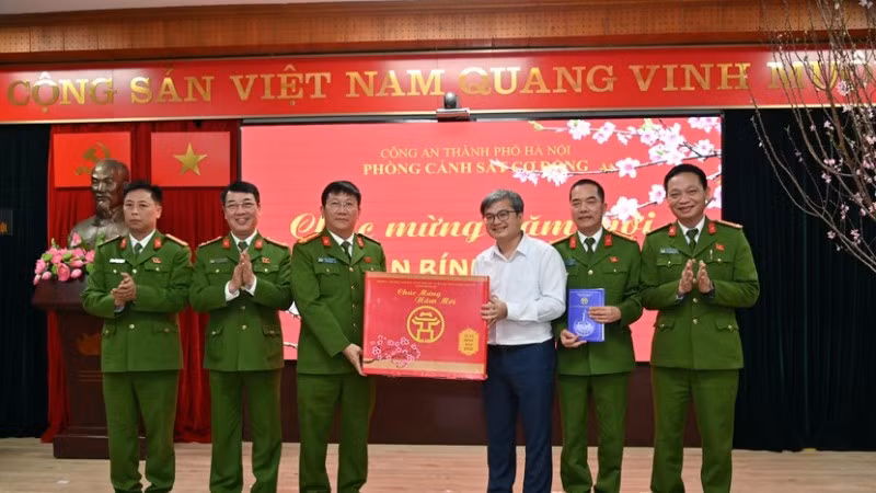 Lãnh đạo Ủy ban nhân dân thành phố Hà Nội tặng quà Tết cho cán bộ, chiến sĩ Phòng Cảnh sát cơ động (Công an thành phố Hà Nội). (Ảnh: PHÚ KHÁNH)