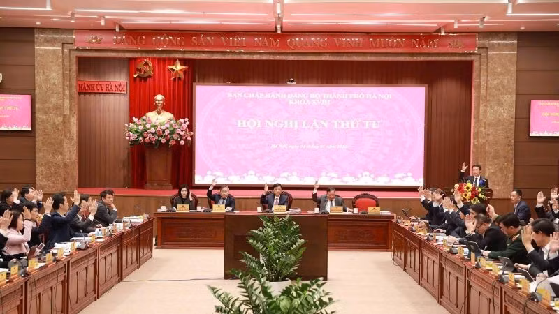 Các đại biểu biểu quyết thông qua chương trình Hội nghị.