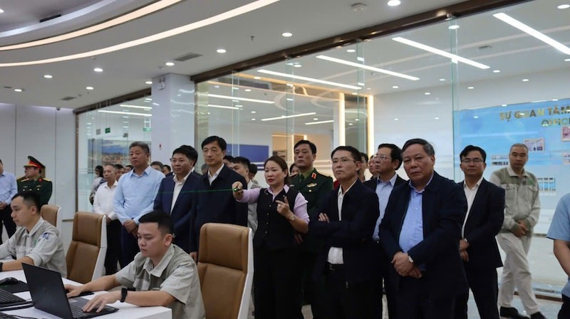 Đồng chí Nguyễn Duy Ngọc nghe giới thiệu về nhà máy điện rác Sóc Sơn.