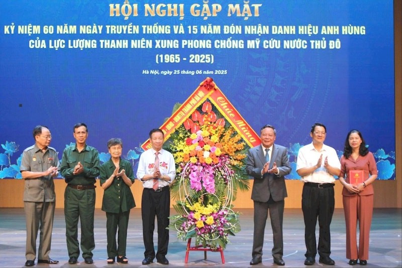 Lãnh đạo Thành ủy Hà Nội tặng hoa chúc mừng Ban liên lạc thanh niên xung phong chống Mỹ cứu nước Thủ đô Hà Nội.
