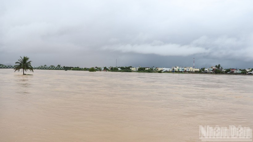 Nhiều nơi tại tỉnh Quảng Ngãi bị ngập sâu. (Ảnh: Hiển Cừ)