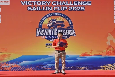 Phó Tổng Biên tập Báo Khánh Hòa Trần Minh Thảo phát biểu khai mạc Giải đua xe thể thao và địa hình Victory Challenge Sailun Cup 2025. (Ảnh: CTV) 