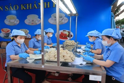 Sơ chế tổ yến đảo thiên nhiên Khánh Hòa tại Lễ hội. (Ảnh: PHONG NGUYÊN) 