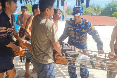 Đưa ngư dân Phạm Văn Minh vào Bệnh xá đảo Sinh Tồn cấp cứu. (Ảnh: CTV HQ) 