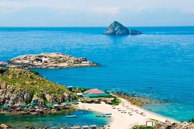 Đảo yến Hòn Nội và Hòn Ngoại do Công ty Yến sào Khánh Hòa quản lý, khai thác. (Ảnh: PHONG NGUYÊN) 