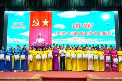 Thủ trưởng Bộ Tư lệnh vùng 4 Hải quân tặng quà, chúc mừng các Hội viên nhân ngày Quốc tế Phụ nữ. (Ảnh: CTV)