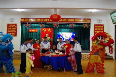 Phụ huynh và cán bộ chiến sĩ Trường Sa tổ chức sinh hoạt Trung thu cho các cháu thiếu nhi. (Ảnh: CTV HQ) 